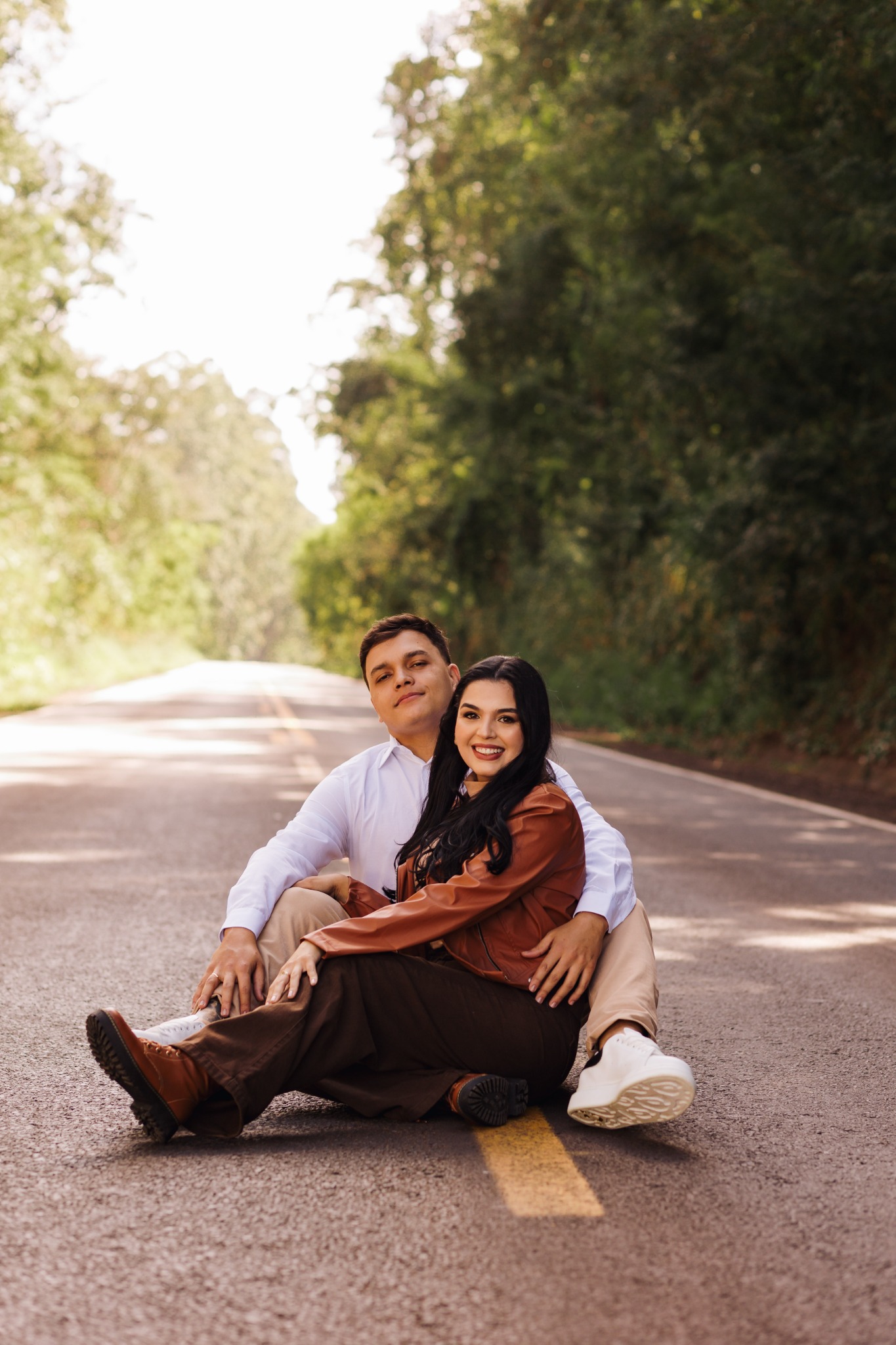 Dionathan e Giovanna sentados juntos na estrada