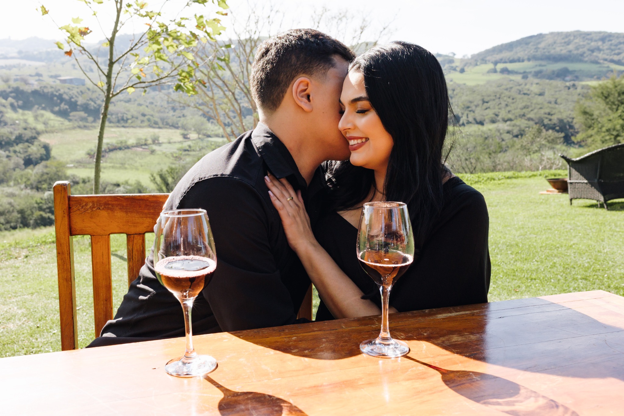 Dionathan e Giovanna juntos ao ar livre